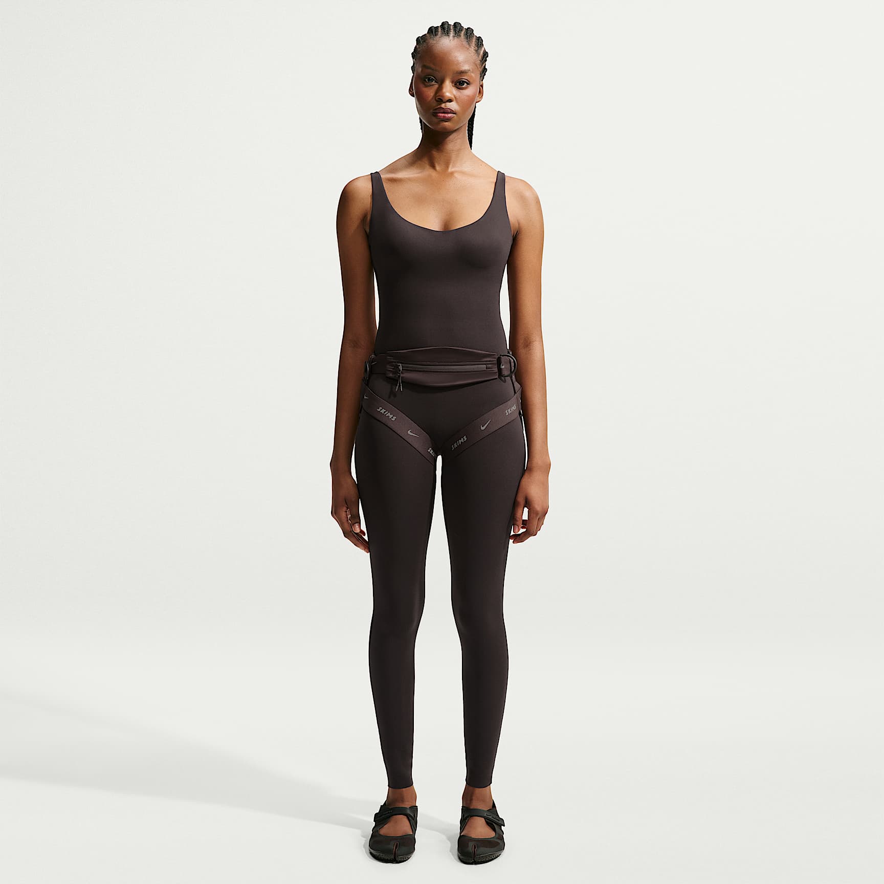 NIKE公式】NikeSKIMS Studio Stretch ウィメンズ 74cm ボディスーツ